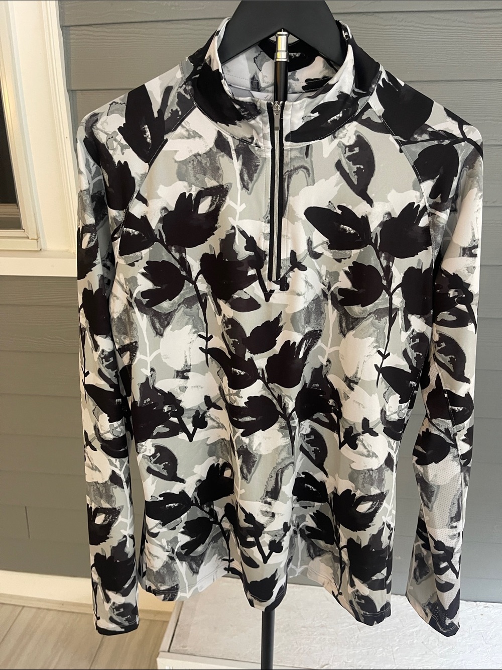 Lady Hagen Black, Gray & White Floral Long-Sleeve Quarter Zip Size Medium